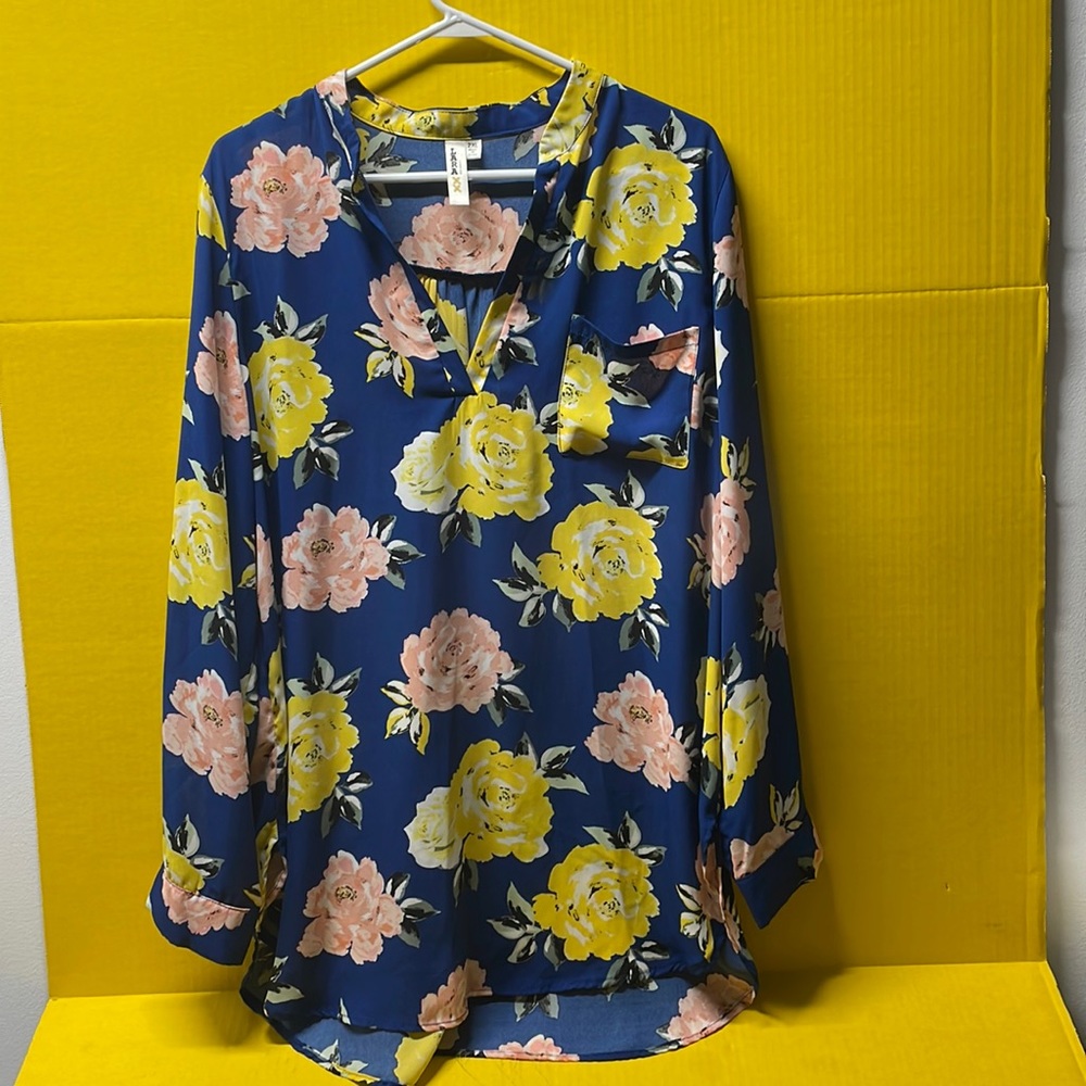 Lara Fashion multicolor long sleeve blouse, floral. Size 2XL. V-neck with pocket